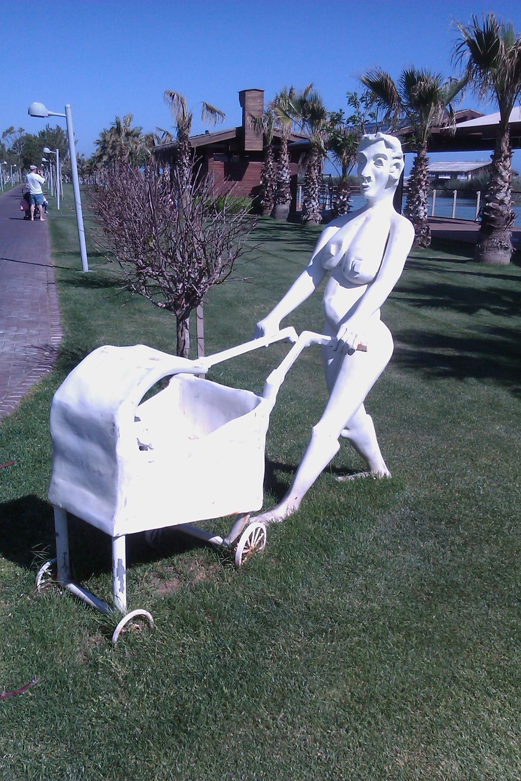 Скульптура отдыхающей в Глория Серенити. Gloria Golf