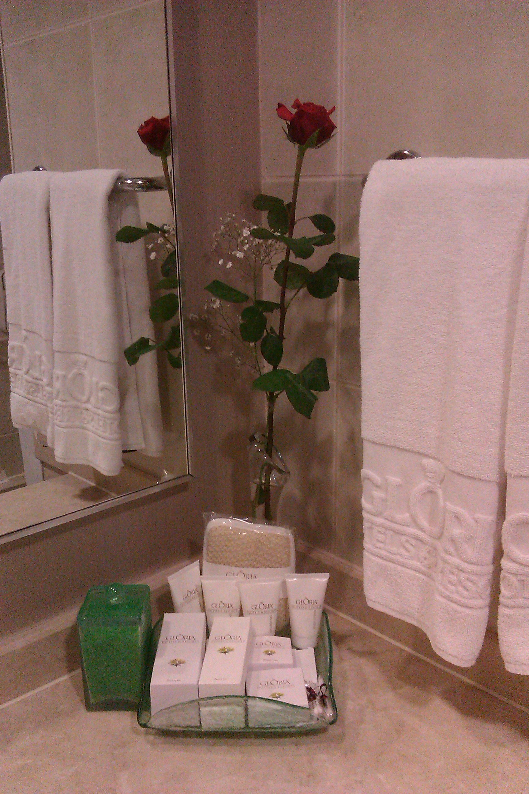 И в  ванной цветы. Gloria Golf