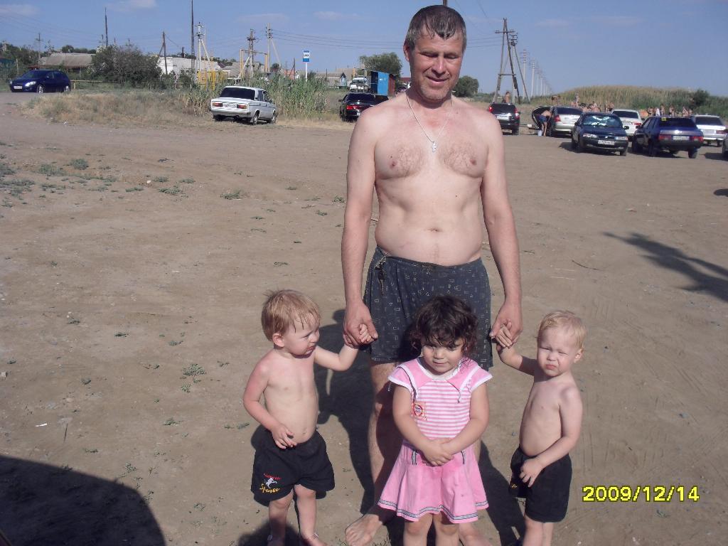 С папой  после пляжа. июнь2012