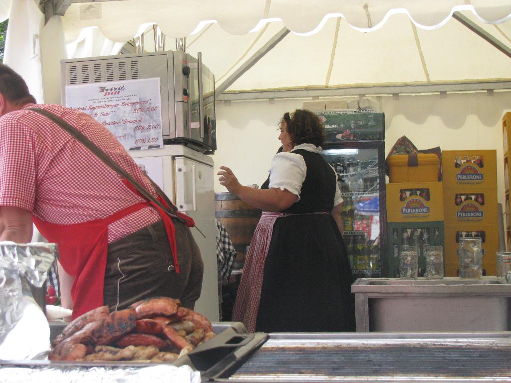 Жареные колбаски и колоритная немка. Берлин.. Европа 2012