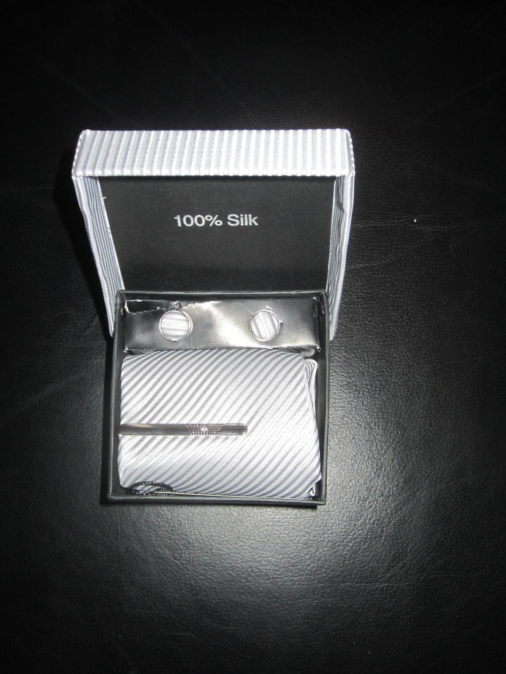 Подарочный набор - галстук, зажим, запонки, платок. МУЖСКОЕ