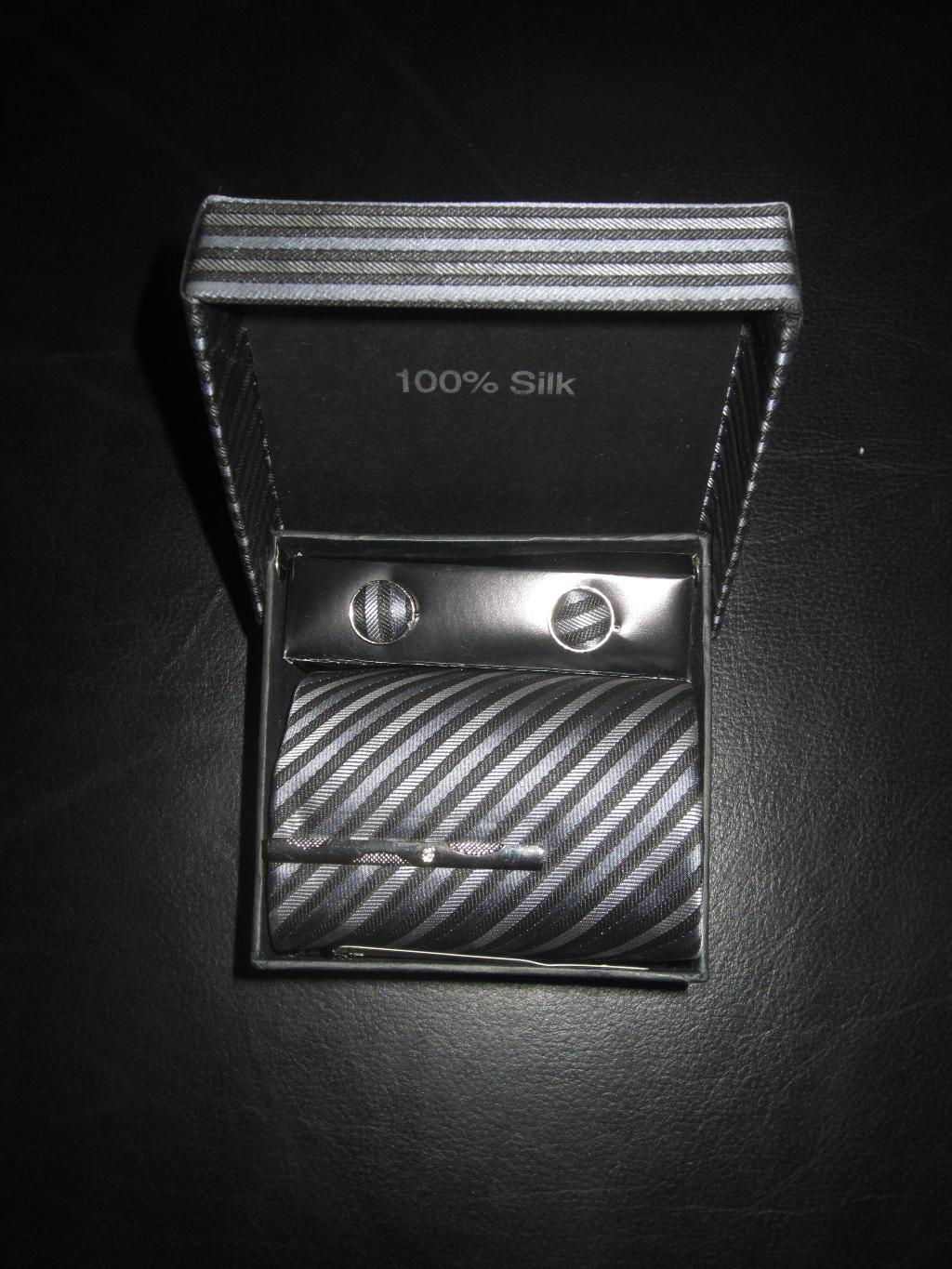 Подарочный набор - галстук, зажим, запонки, платок. МУЖСКОЕ