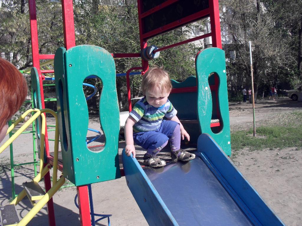 Юрочка на горке. Май 2012