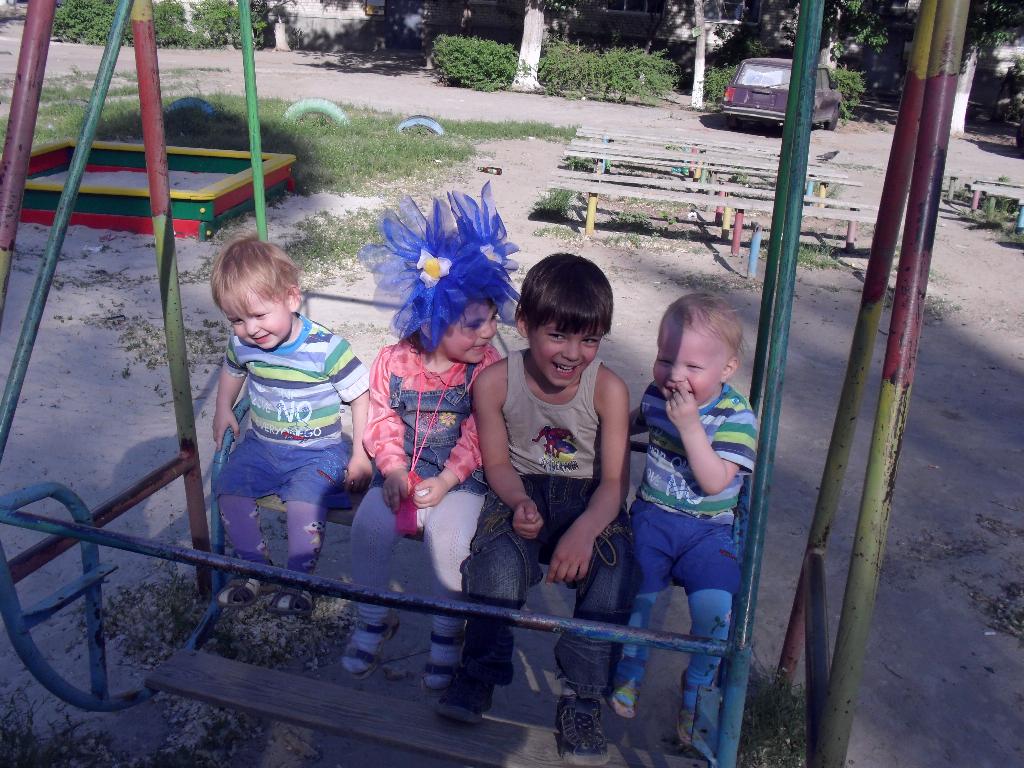 Все четверо на качелях. Май 2012
