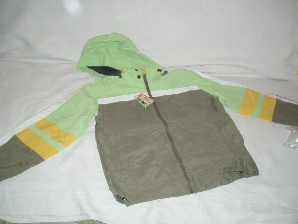 ВЕТРОВОЧКА               р-р 140. ДЕМИСЕЗОНКА  и  ВЕТРОВОЧКА  НОВАЯ МАЛЬЧИКАМ р-р 140 и 134