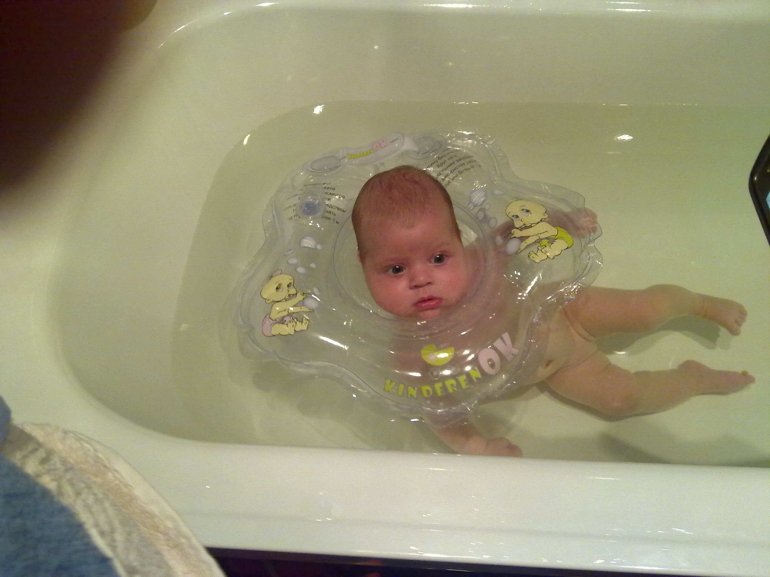 Сколько нужно купать новорожденного. Мама купается. Как купать новорожденного в ванночке. Мыться с кругом на шее. Голышом дочка в ванной купается.