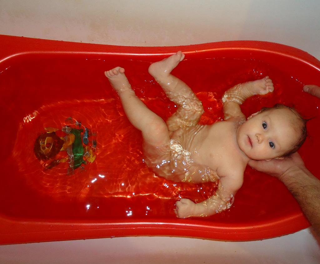 Купание катя. Девочка купается в ванной. Сестра купается. Катя купается. Катенька купаемся.