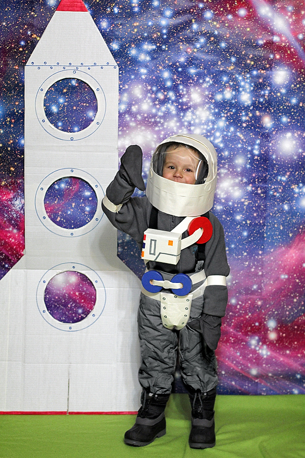 Костюм ко дню космонавтики в детский. Костюм космонавтики для ребенка. Костюм на день космонавтики. Костюмы ко Дню космонавтики для детей. Одежда на день космонавтики в детском саду.