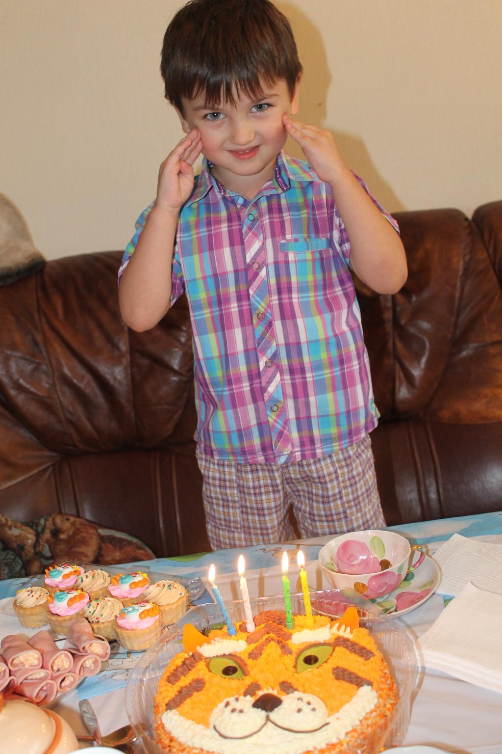 Загадывает желание:). 