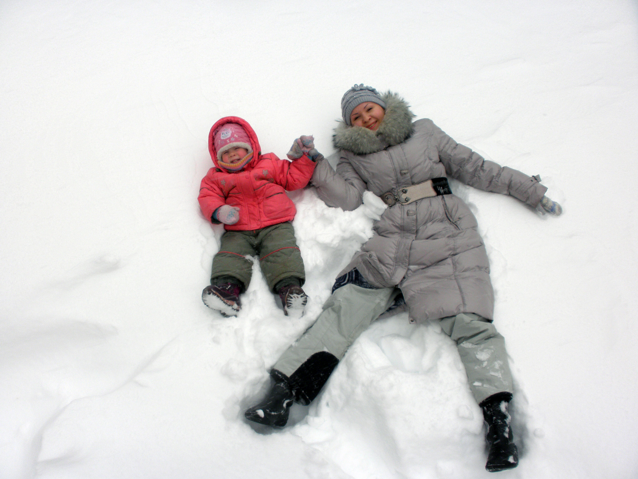 Мама будет снег. Папа и дочка в снегу. Мама с дочкой на Горке. Мама с ребенком на Горке зимой. Мама на снегу.
