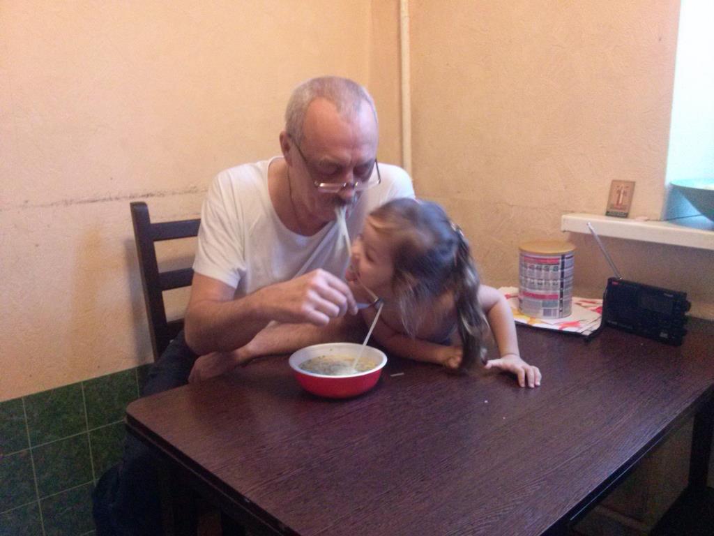 Папа с дочкой едят лапшу :). 