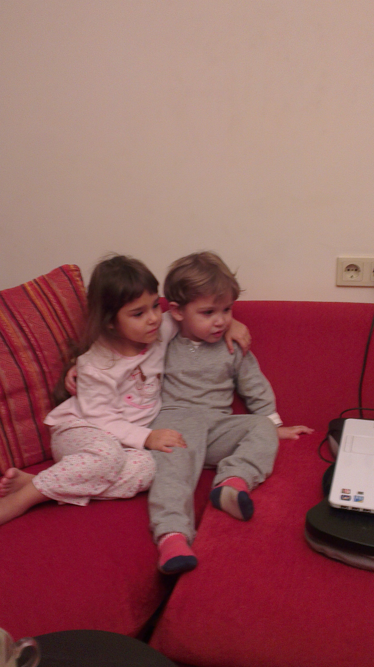 Анютка и Влад смотрят мультики. 