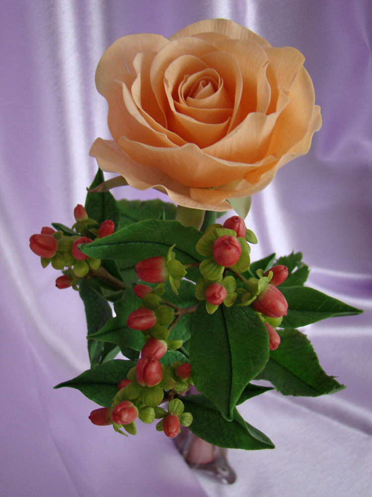 Роза и гиперикум. Керамическая флористика (лепка цветов из полимерной глины) - Мои работы