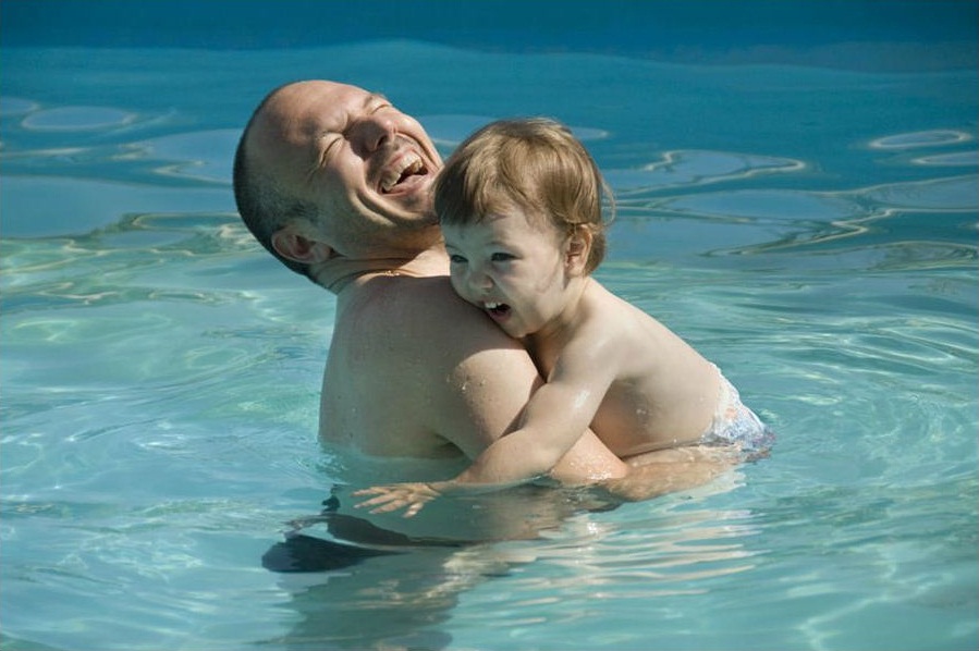 Папа, скорей научи меня плавать!