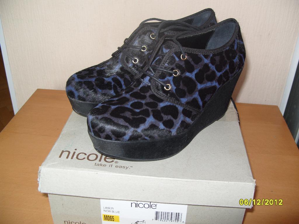 Туфли Nicole р.6,5 (по стельке 23,5 см). 