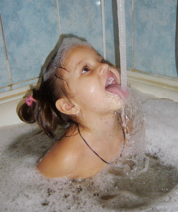 Дочка мылась в душе. Дочка ванна. Дочь купается. Дочь моется. Доча в ванной.