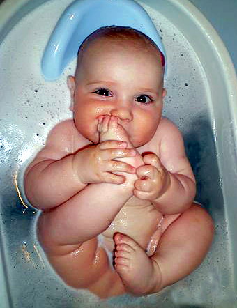 А я в ванночке сижу, свою ноженьку грызу -))