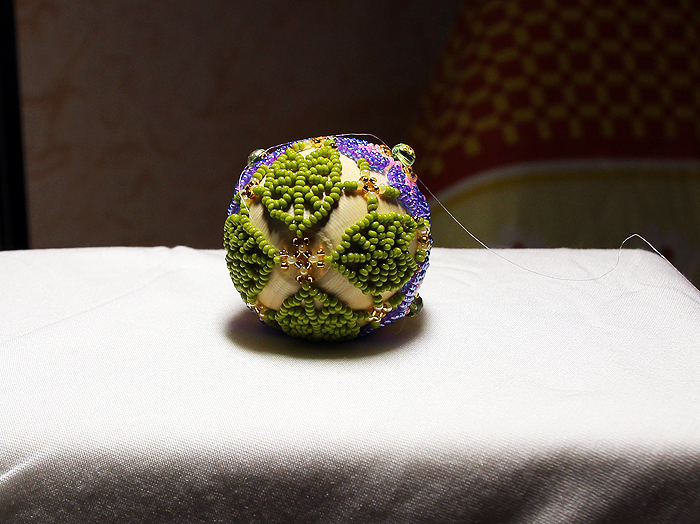 Пасхальное яйцо с фиалками