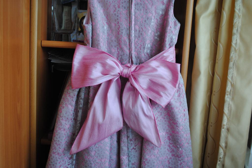 Платье, вид сзади. 128-134