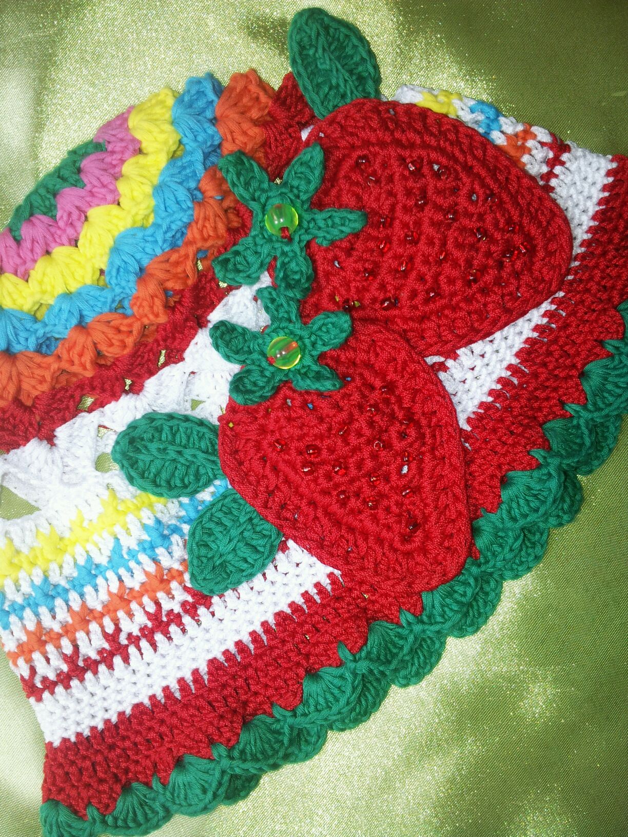 клубничка. Детские летние шапочки