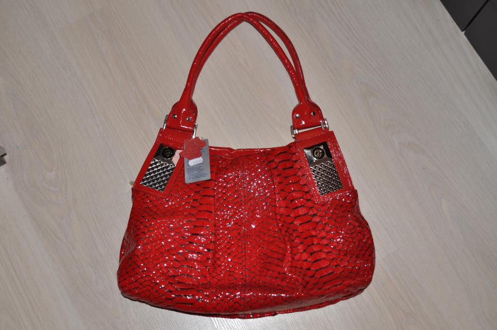 ПРОДАМ НОВУЮ КОЖАНУЮ КРАСНУЮ СУМКУ. 3500р.