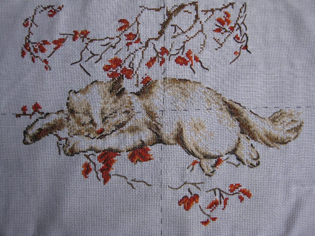 Золотое Руно К-005 'Спящий кот'. Вышито, но не оформлено...