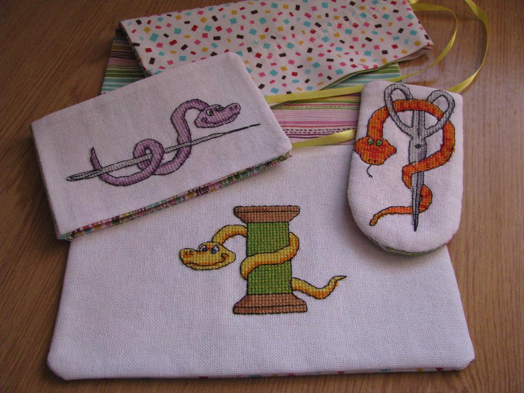 вышивка на подушках своими руками. Dimensions с мешочками в руках. талисман для рукодельницы. игольница вышивка крестом. игольница с вышивкой.