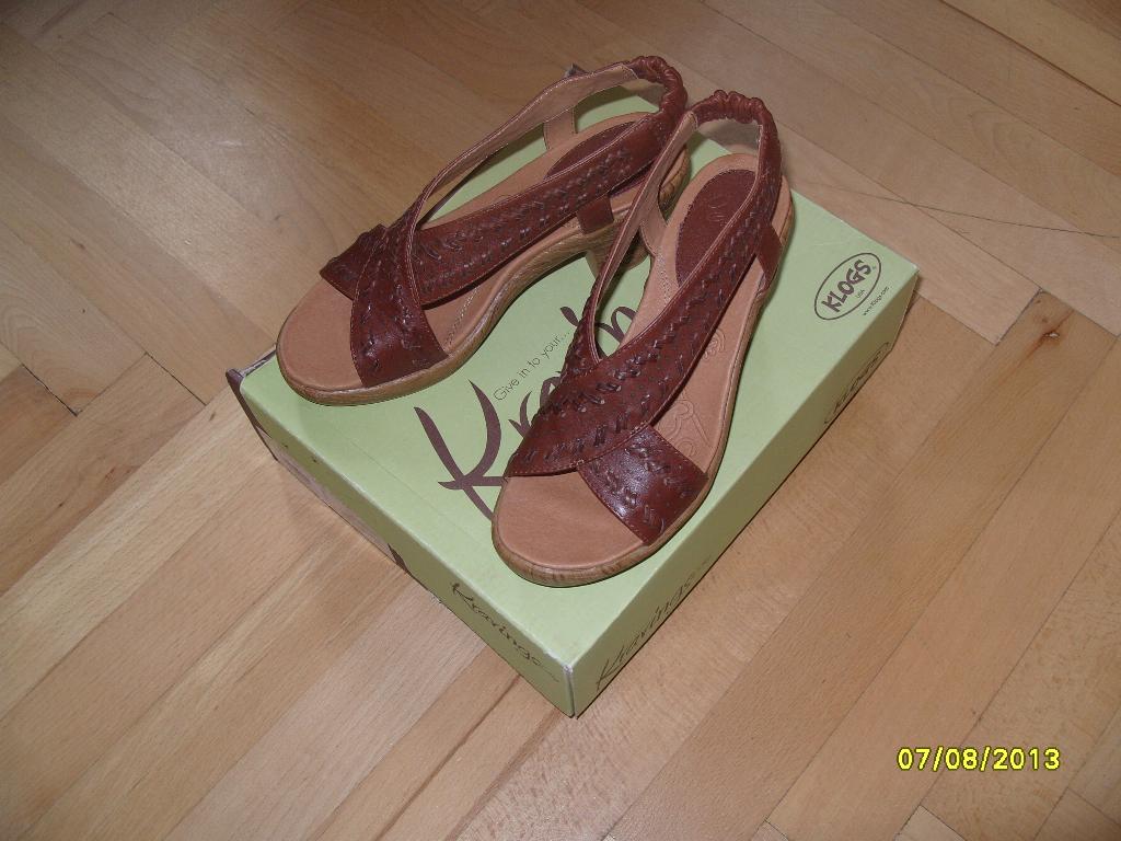 Босоножки  Aquarius  р. 6 (на 23,5 см). 