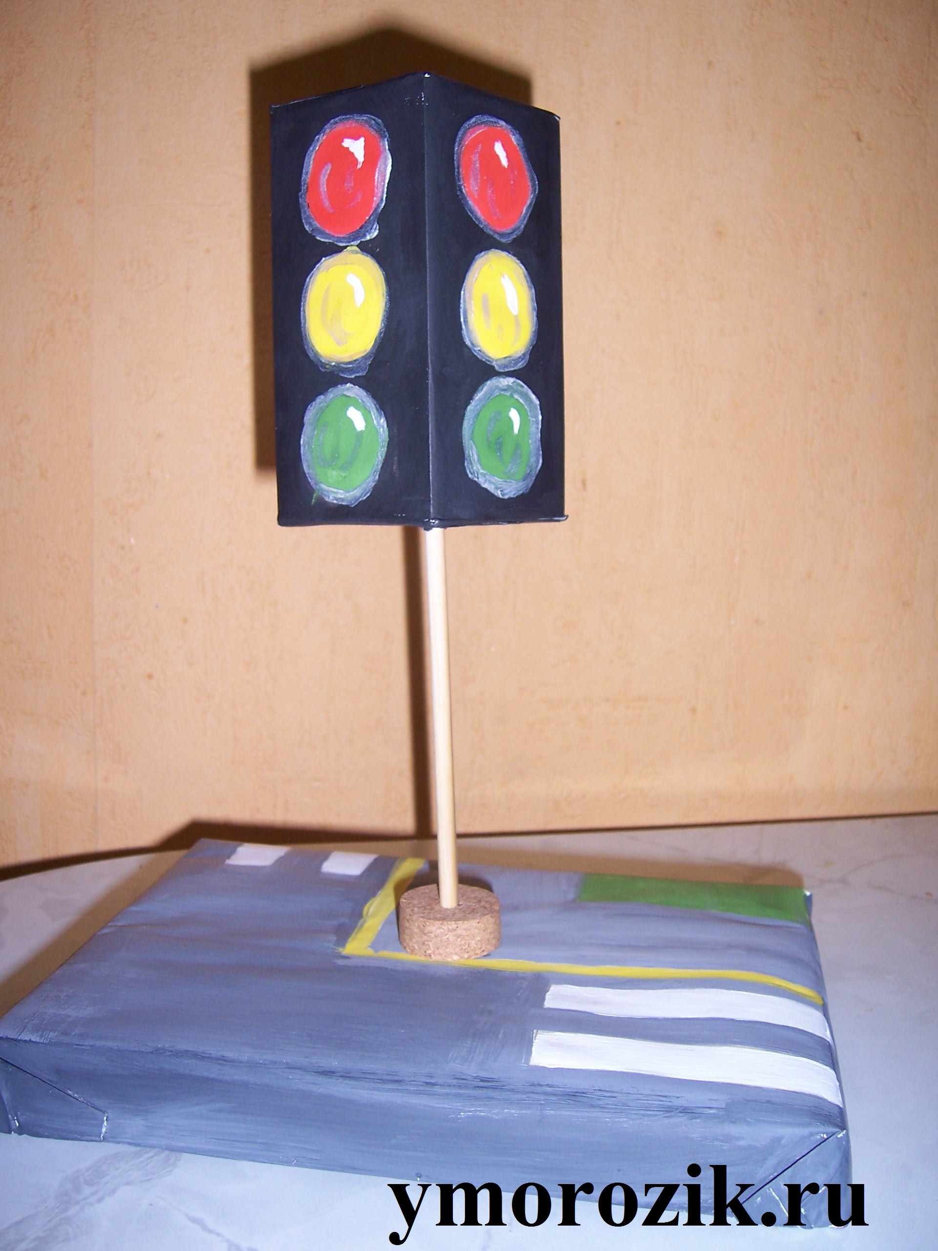 Пенал светофор. Поделка светофор. Светофор поделка для детей. Поделка светофор в детский сад своими. Светофор макет для детского сада.