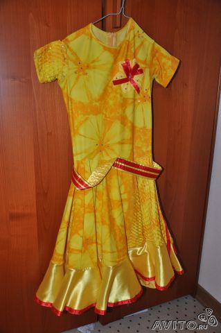 Платье для бальных танцев с нашивками. Для танцев на девочку