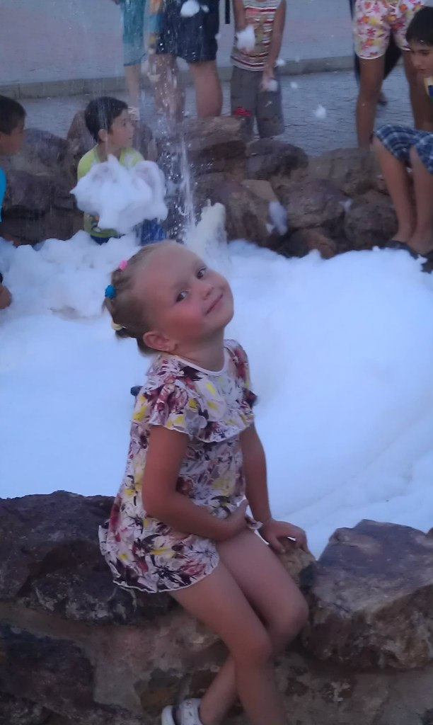 Пенный фонтан. Арианочка))). Вот оно какое, наше лето