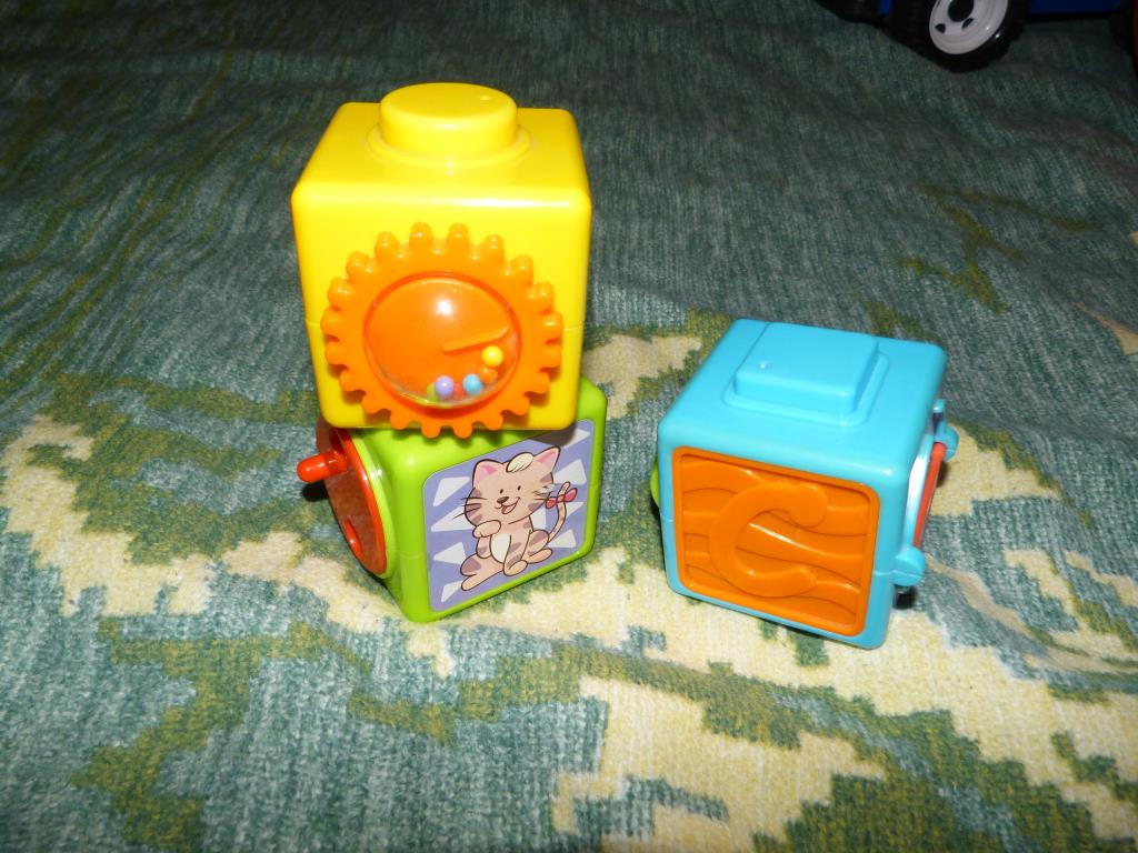 кубики развивающие. Игрушки