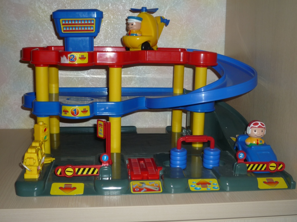 Парковка Red Box. Игрушки