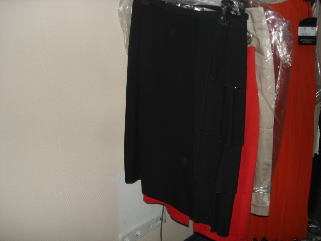 Продаю женское НОВОЕ-ЛЮБАЯ ВЕЩЬ со скидкой отдам