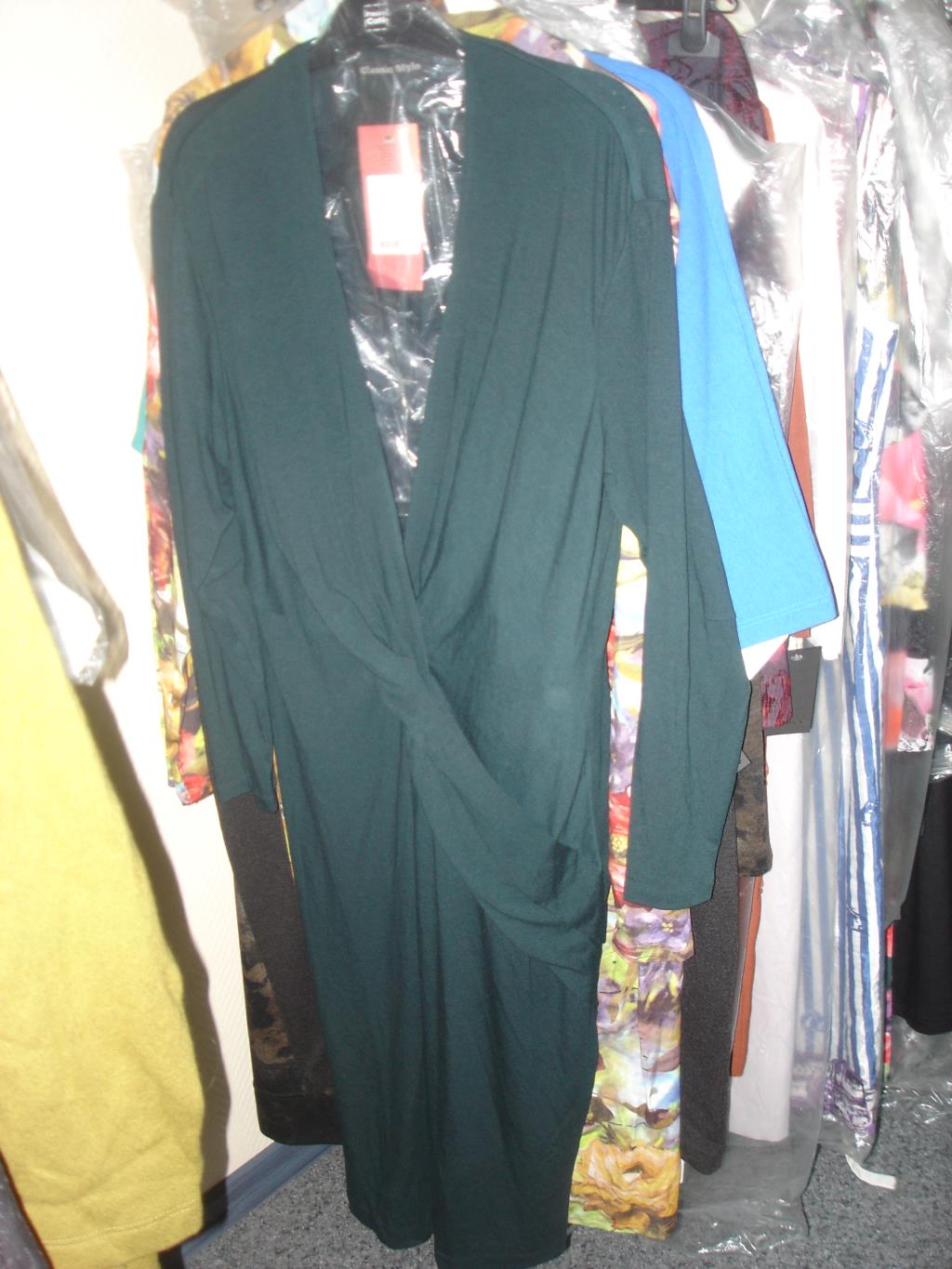 Продаю женское НОВОЕ-ЛЮБАЯ ВЕЩЬ со скидкой отдам