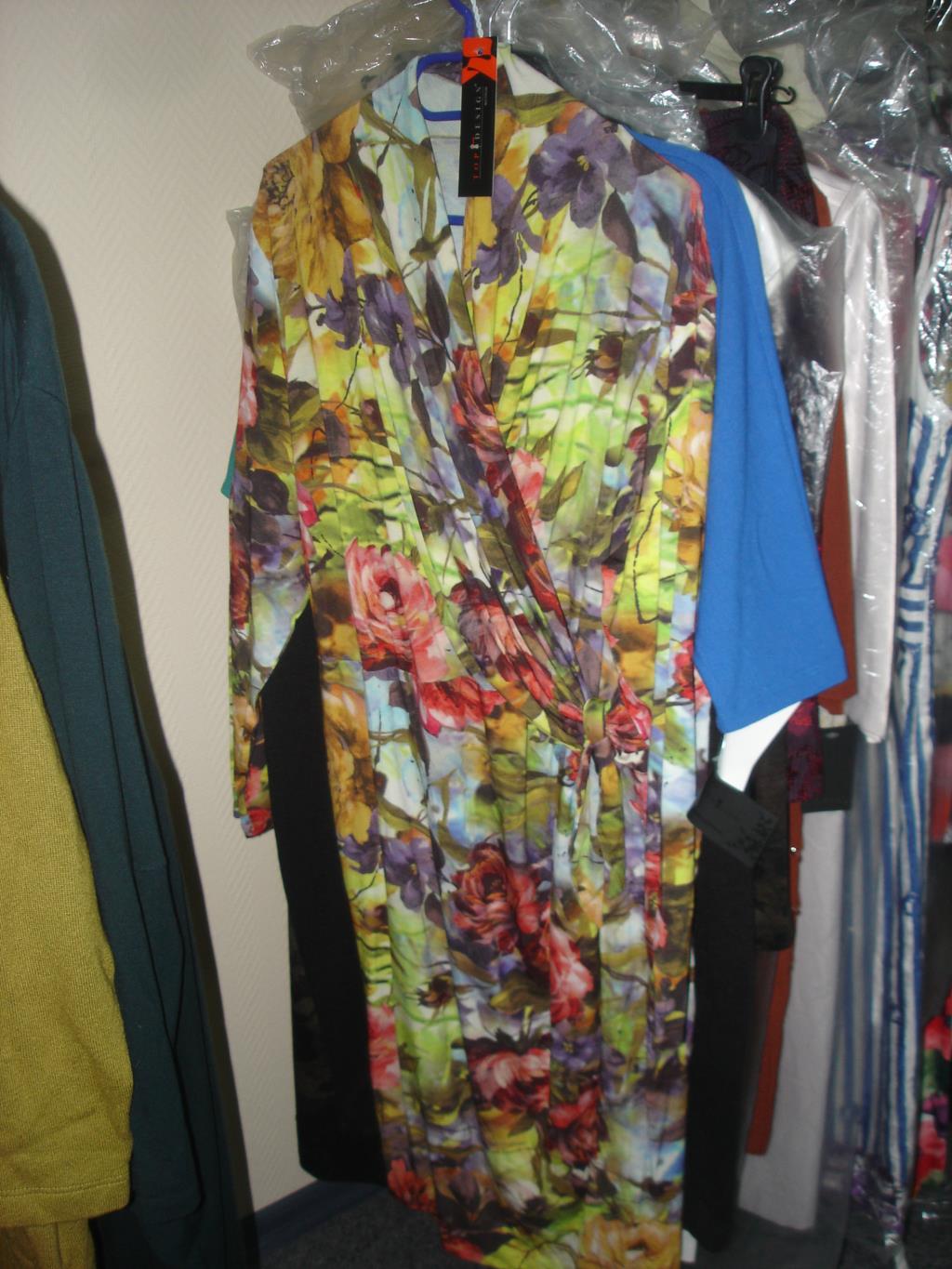 Продаю женское НОВОЕ-ЛЮБАЯ ВЕЩЬ со скидкой отдам