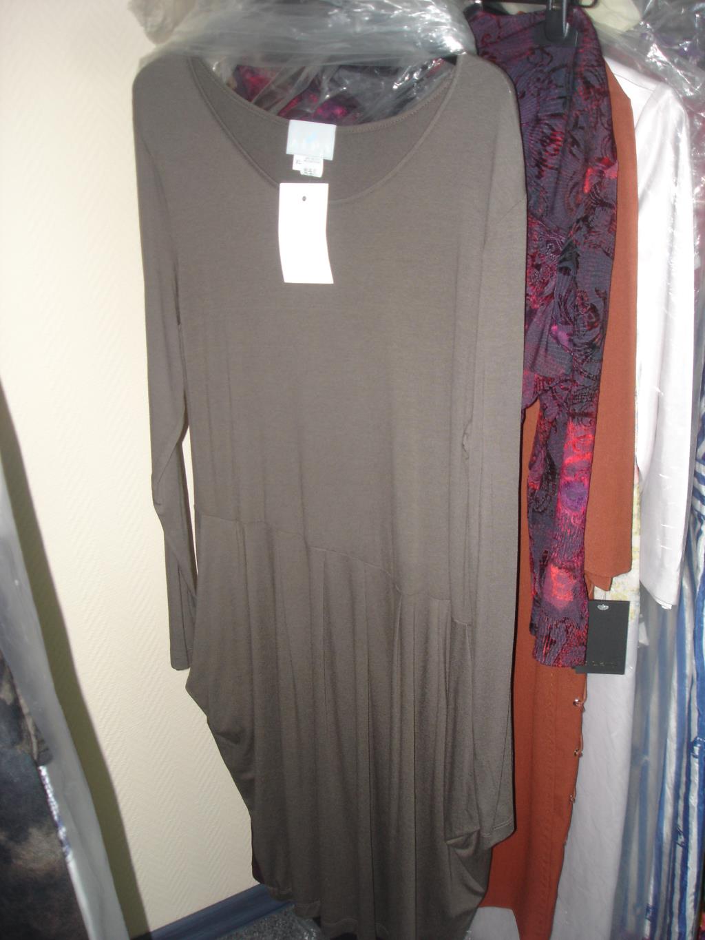 Продаю женское НОВОЕ-ЛЮБАЯ ВЕЩЬ со скидкой отдам