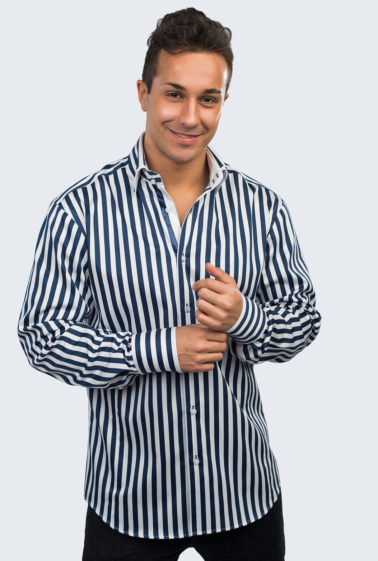 Мужчина в полосатой рубашке