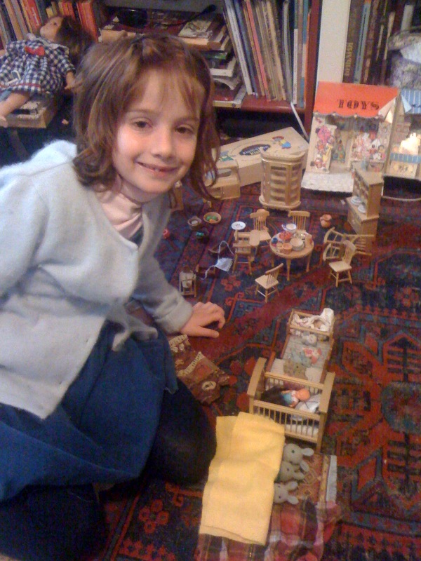 и куклы тоже дома. 