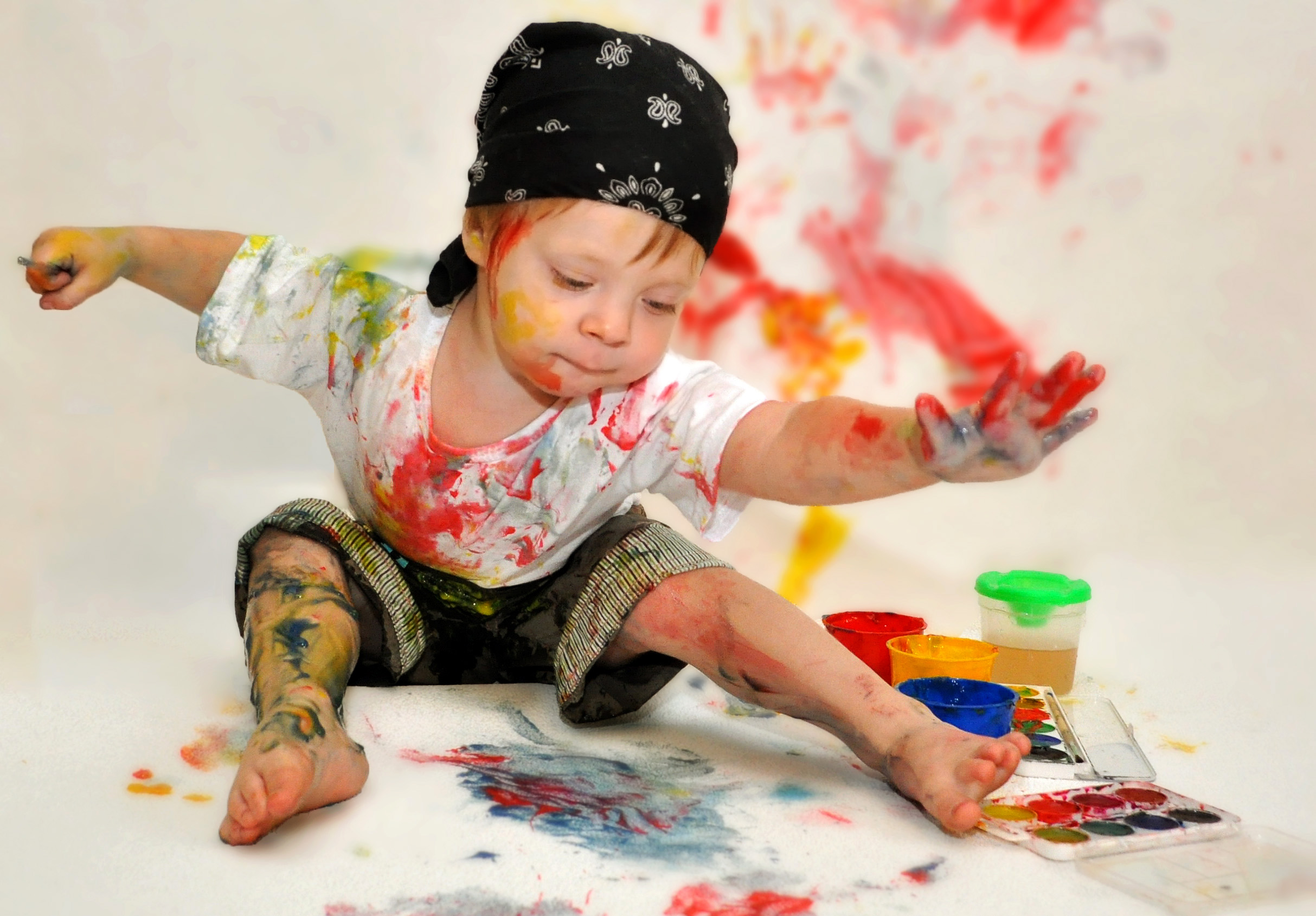 Разрисованная мама. Ребенок испачкался в краске. Краски для детей. Детская фотосессия с красками.