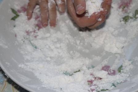 Искусственный снег из соды и пены для бритья. Снег из соды и пены. Сода и пена для бритья снег. Опыты со снегом. Искусственный снег из пены для бритья.