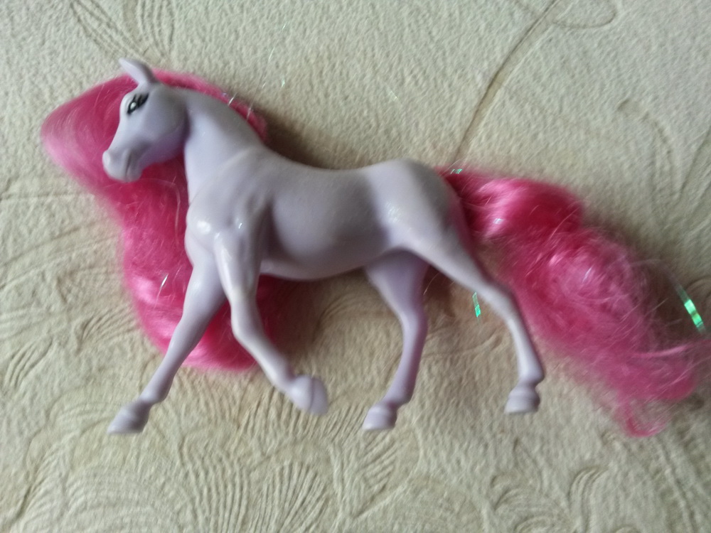 Конь с розовой гривой фото