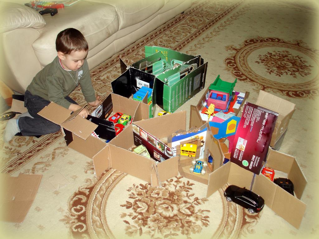 Коробка 4 игра. Гараж из коробки для машинок. Гараж из картона для детей. Детский гараж из коробки. Игры из картонных коробок.