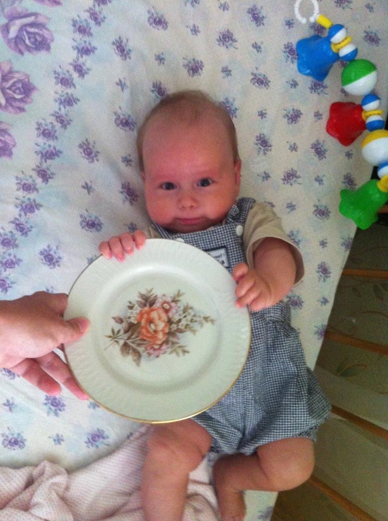 С тарелкой. 