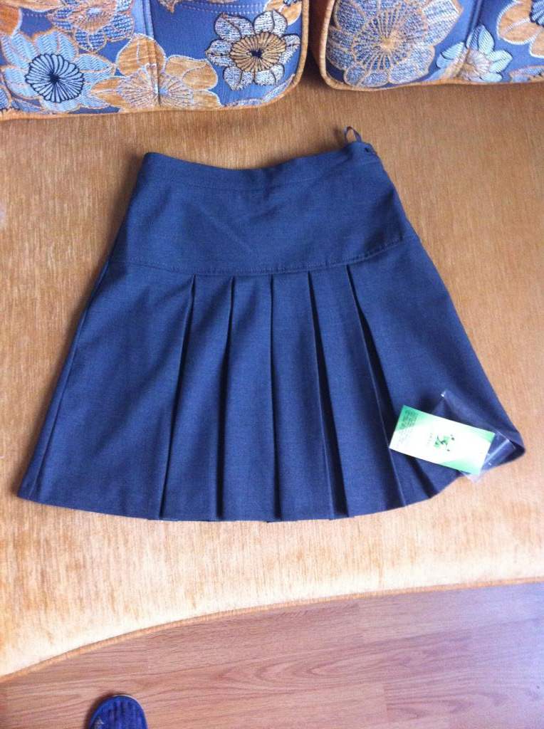 продам юбку серую, сзади на резинке, рост 146,800р. продам школьную форму