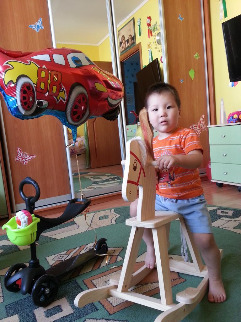 Именинник и подарки. 