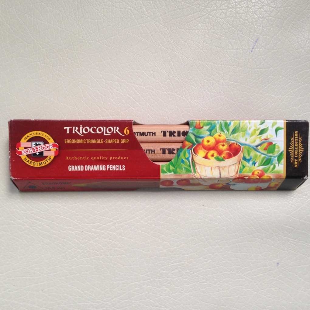 Набор трехгранных цветных карандашей. Канцтовары