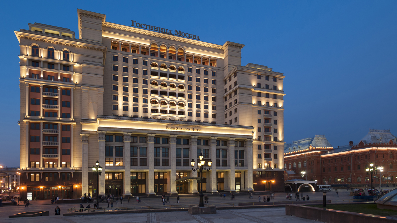 свои двери новый отель Four Seasons Hotel Moscow, расположенный в здании бы...
