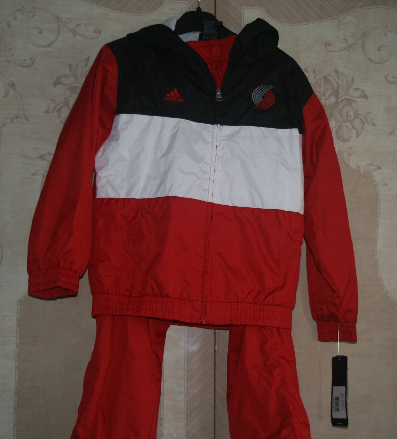 Спортивный костюм  ,унисекс р 122-128. Вещички и шапочки для  мальчиков.