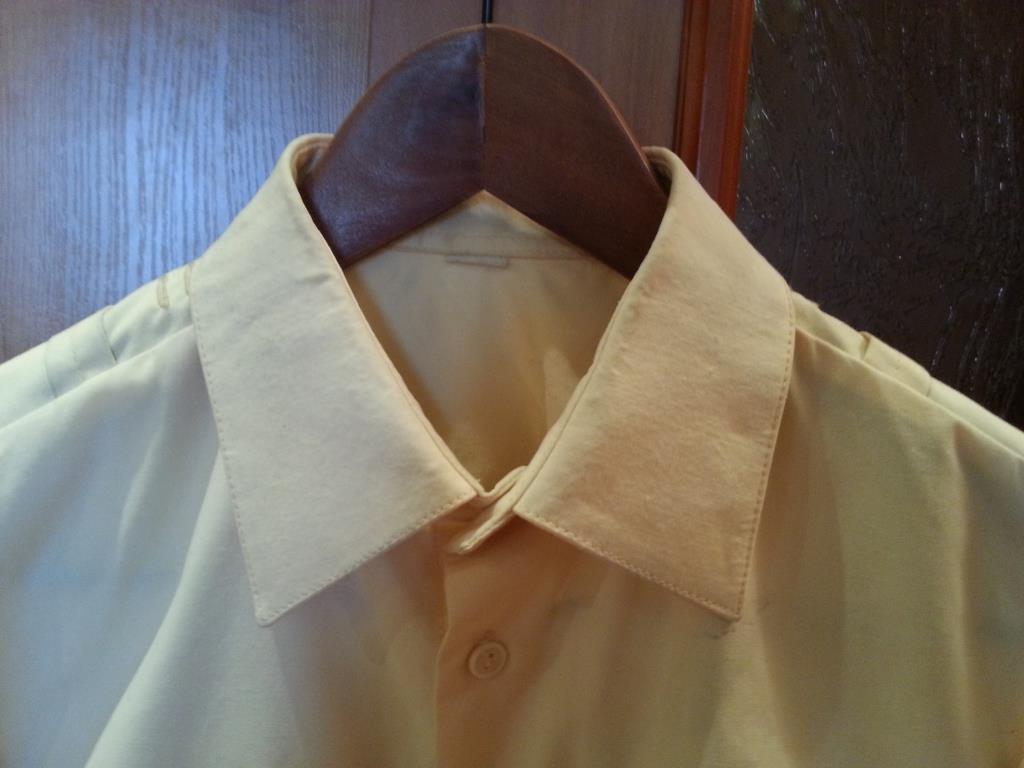 2 белые, 1 кремовая, 1 светложелтая военные рубашк. вещи и обувь для подростка